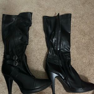 Black boots, silver double buckle